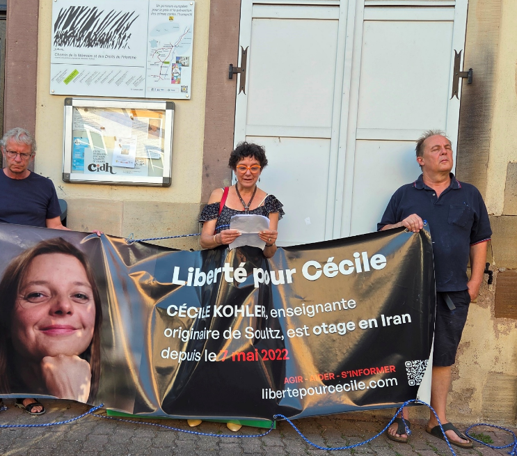D&eacute;crochage de la banderole de soutien &agrave; C&eacute;cile Kohler le 2 juillet 2026 